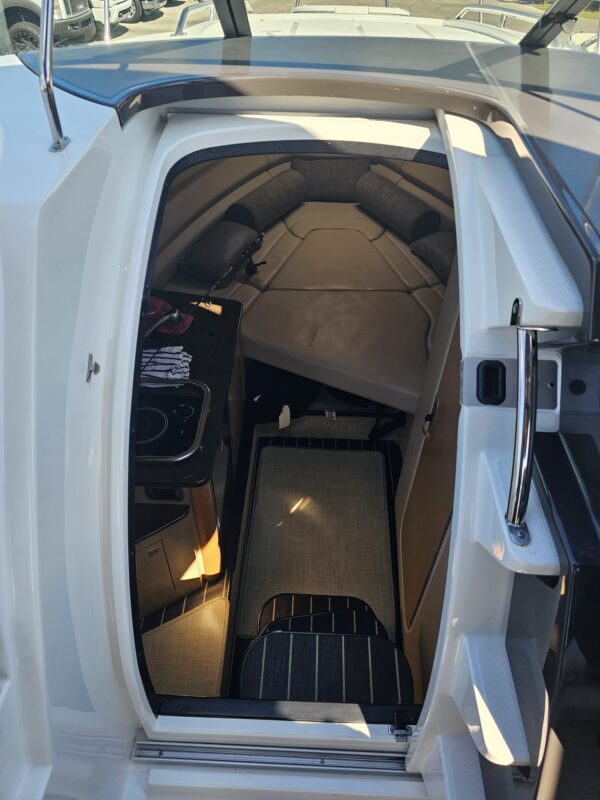 Monterey 295 Sport Yacht - Image 10