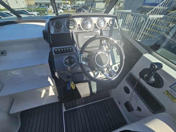 Monterey 295 Sport Yacht - Image 9