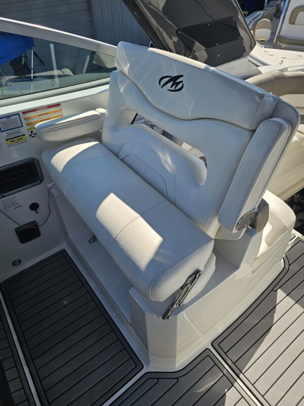 Monterey 295 Sport Yacht - Image 16
