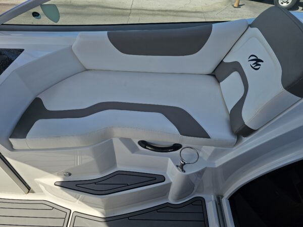 Monterey 295 Sport Yacht - Image 18