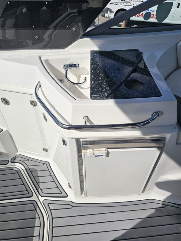 Monterey 295 Sport Yacht - Image 19
