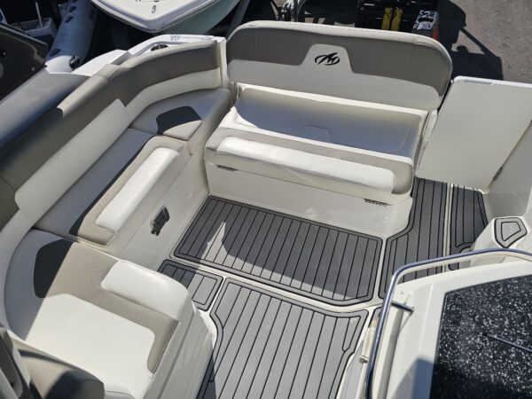 Monterey 295 Sport Yacht - Image 21