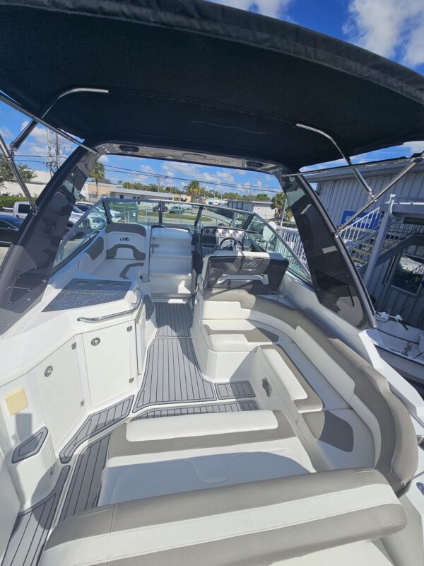 Monterey 295 Sport Yacht - Image 23