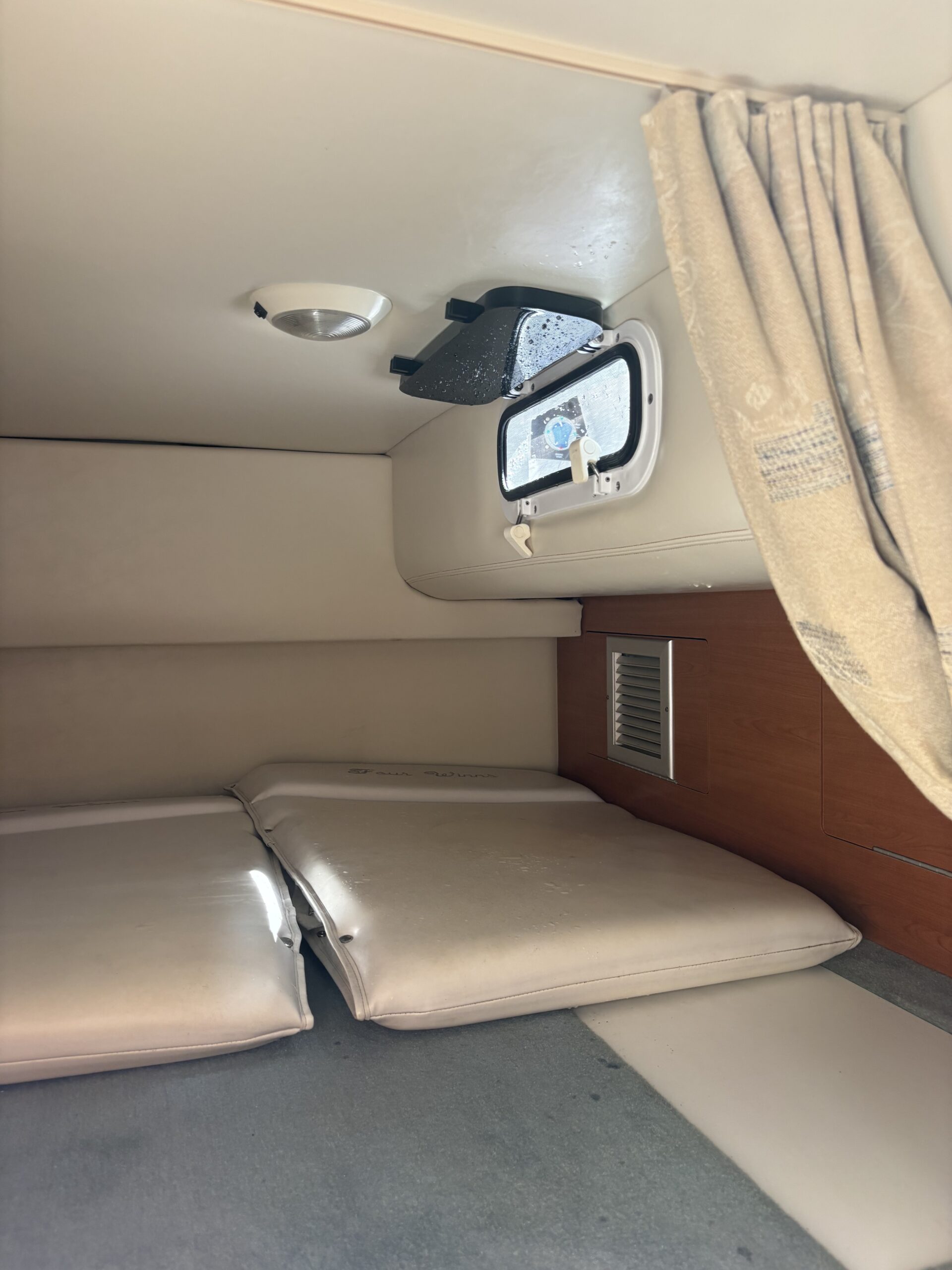 2002 Four Winns 268 Vista - Image 18